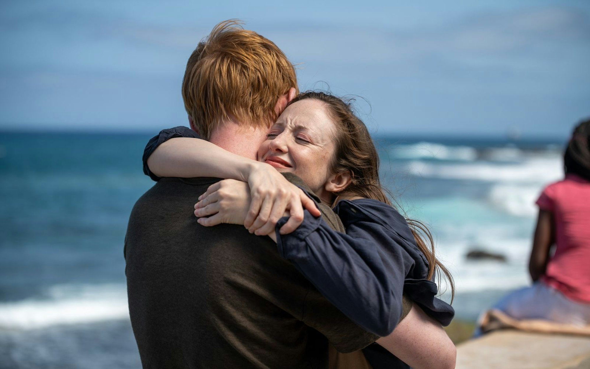 Wiedersehen nach langer Pause: Alice (Andrea Riseborough) und Jack (Domhnall Gleeson) treffen sich zufällig im Urlaub. (Bild: ZDF und Kurt Patzak)