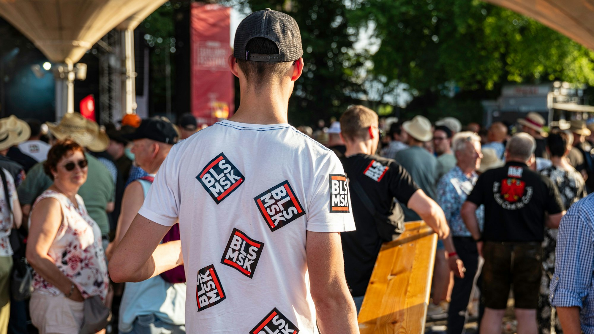 Junge Menschen tragen eine Bierbank im Tanzbrunnen.