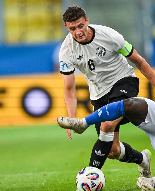 Eric Martel im Zweikampf mit Wilfried Gnonto.