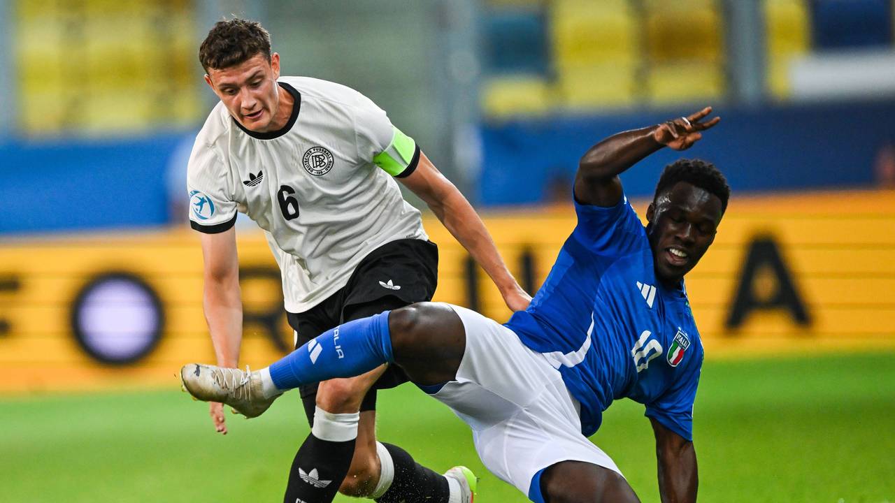 Eric Martel im Zweikampf mit Wilfried Gnonto.