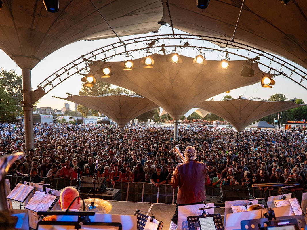 Die Original Egerländer spielen im Tanzbrunnen.