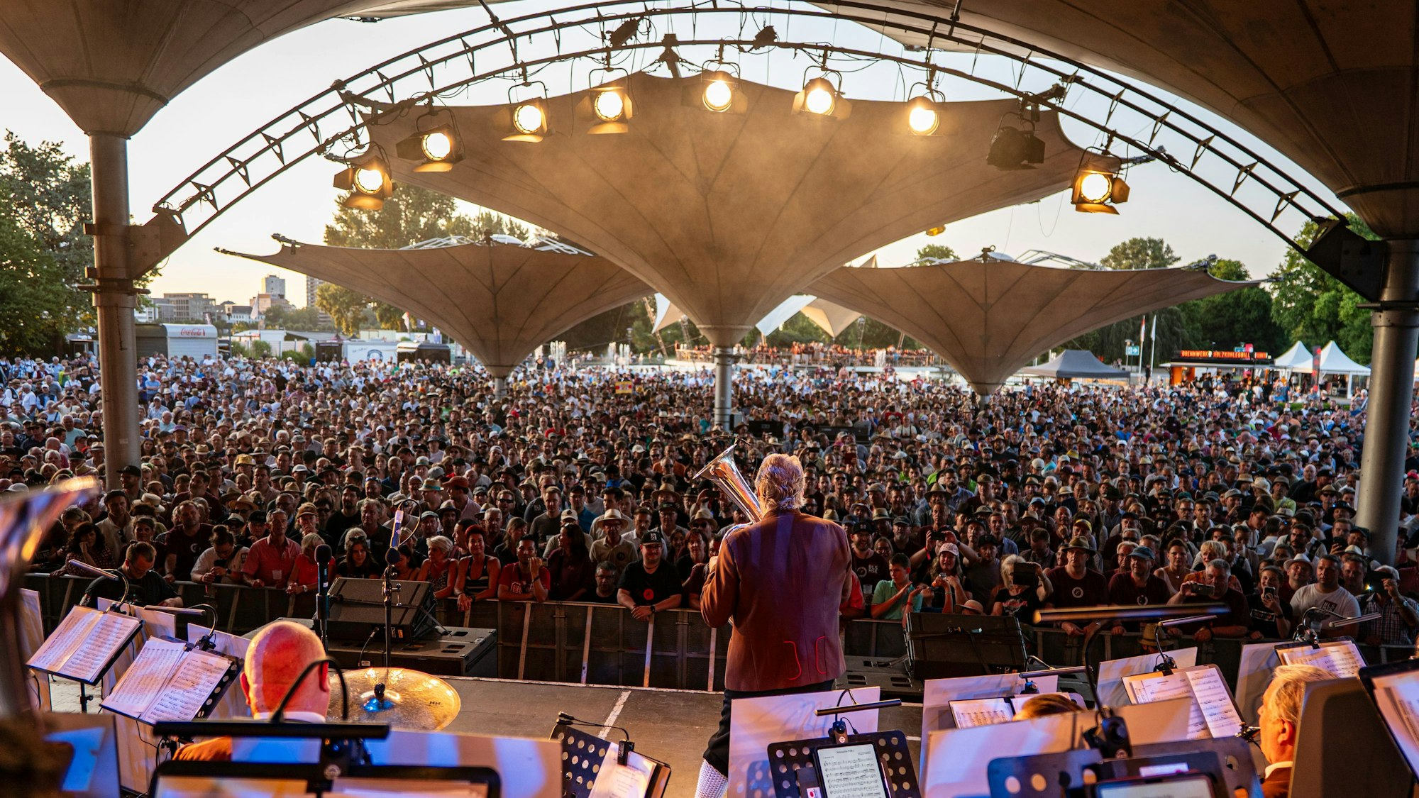 Ernst Hutter mit den Original Egerländern auf der Bühne.