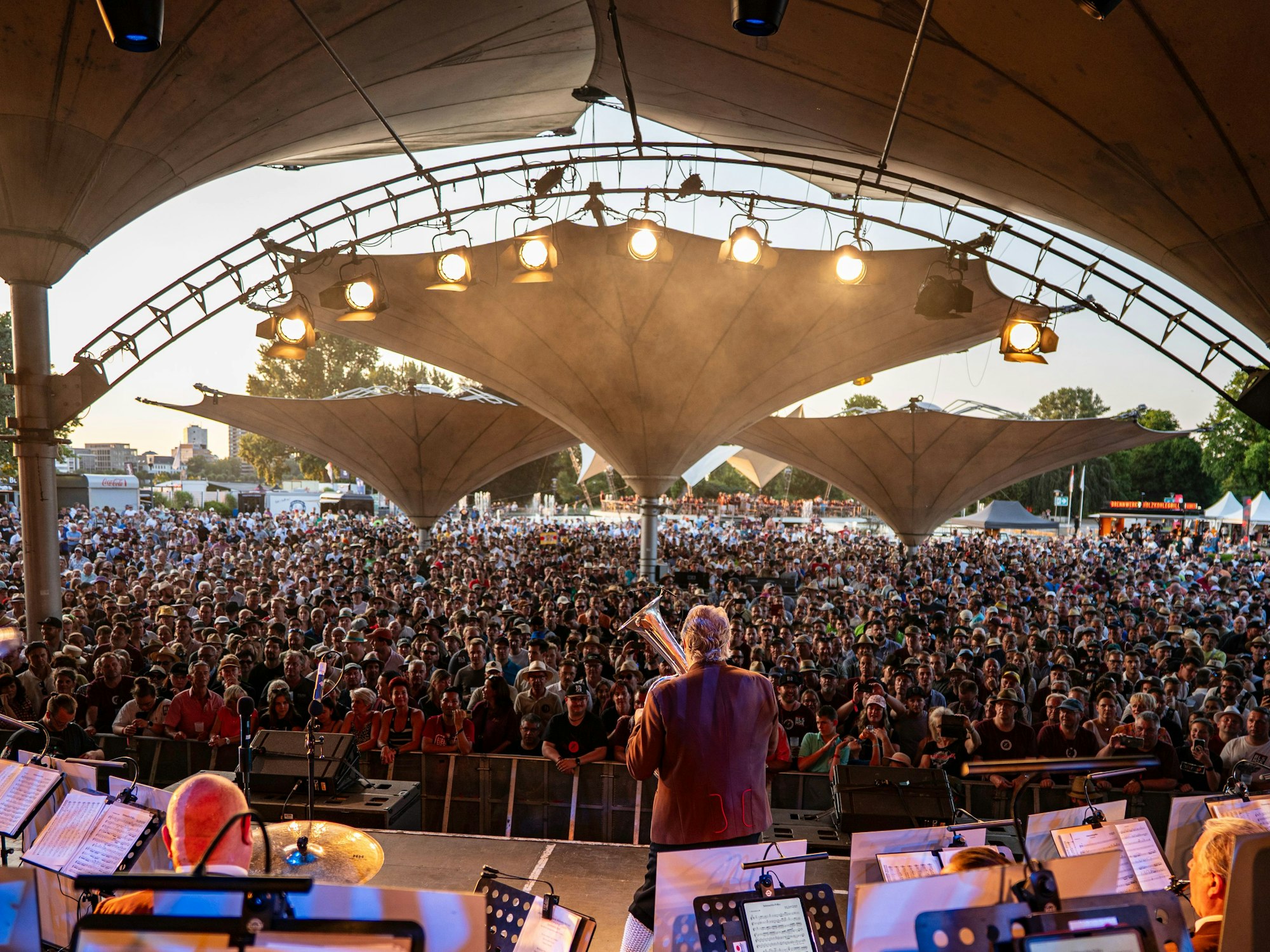Die Original Egerländer spielen im Tanzbrunnen.