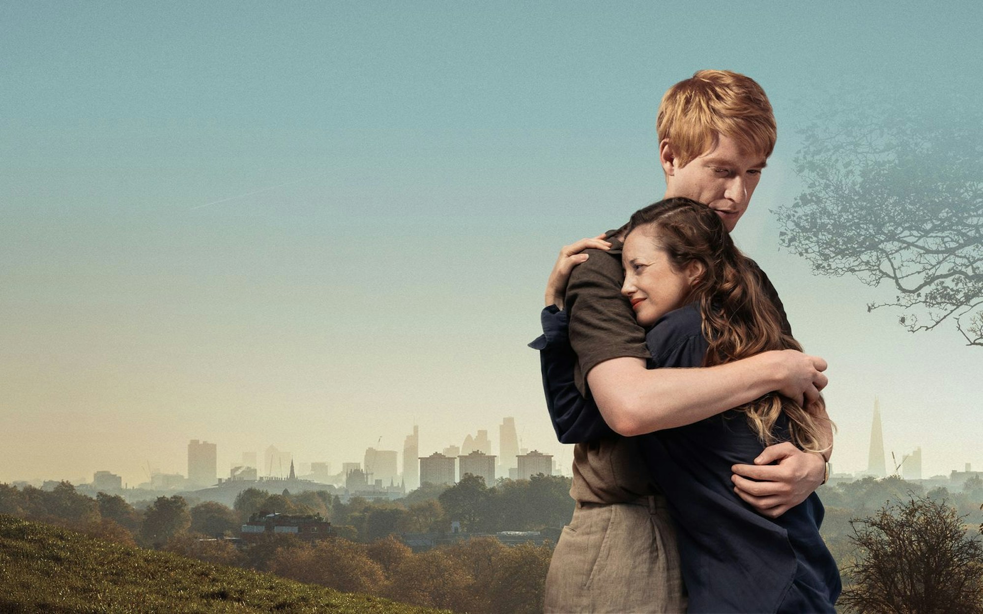 Die Londoner Alice (Andrea Riseborough) und Jack (Domhnall Gleeson) lernen sich kennen und lieben, doch ihre Beziehung bleibt instabil - und leidenschaftlich. Die starke britische Miniserie „Alice und Jack“ in der ZDF-Mediathek begleitet das Paar über 16 Jahre Leben. (Bild: ZDF und Jack Merriman)
