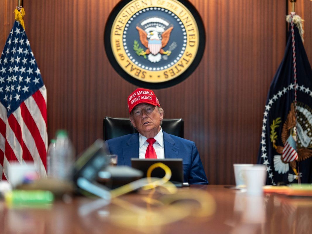 Auf diesem vom Weißen Haus zur Verfügung gestellten Bild sitzen US-Präsident Donald Trump (l) und US-Außenminister Marco Rubio im Situation Room im Weißen Haus in Washington.