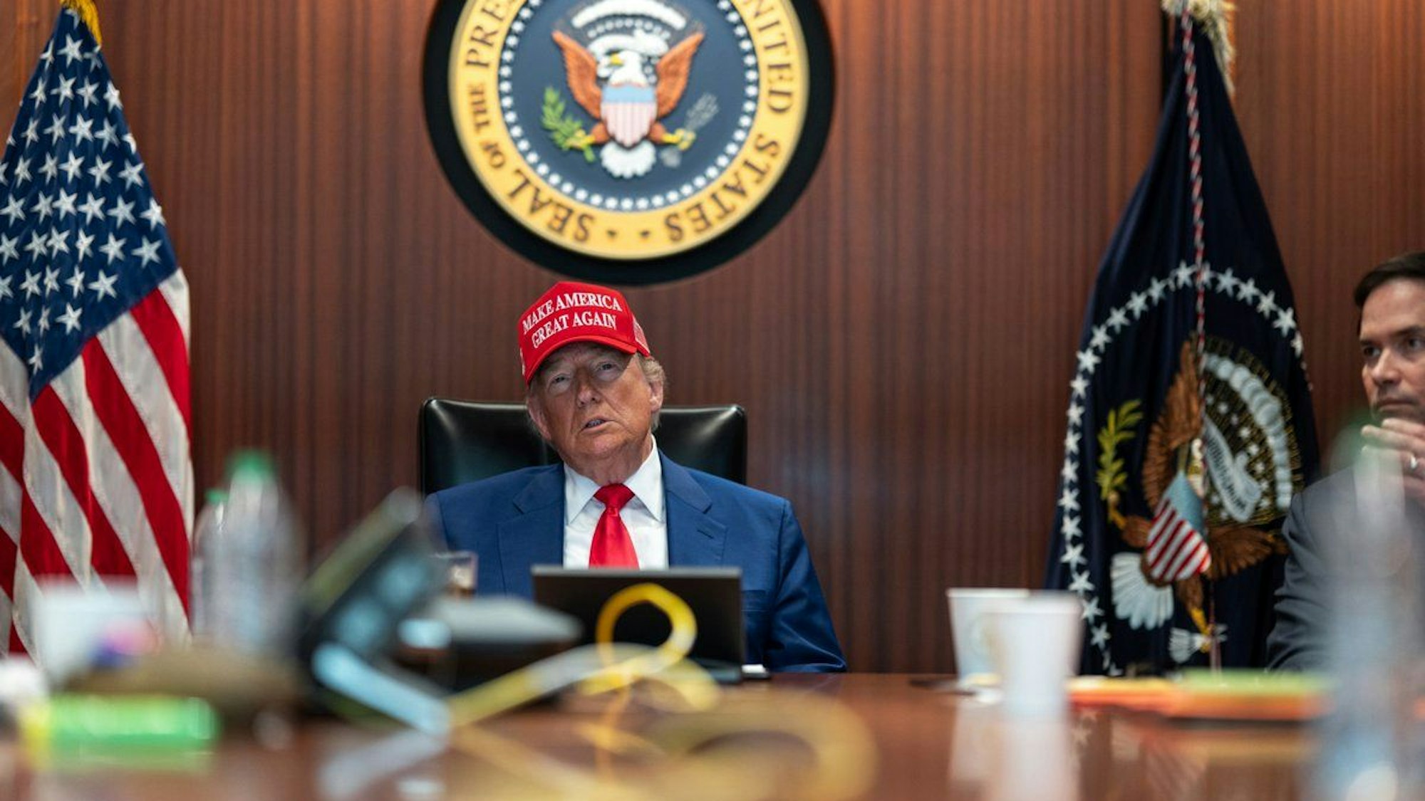 Auf diesem vom Weißen Haus zur Verfügung gestellten Bild sitzen US-Präsident Donald Trump (l) und US-Außenminister Marco Rubio im Situation Room im Weißen Haus in Washington.