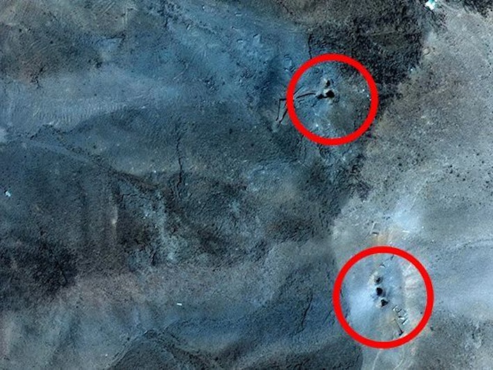 Das Satellitenbild zeigt die Anreicherungsanlage Fordo im Iran nach dem US-Angriff. Auffällig sind die sechs Löcher im Boden.