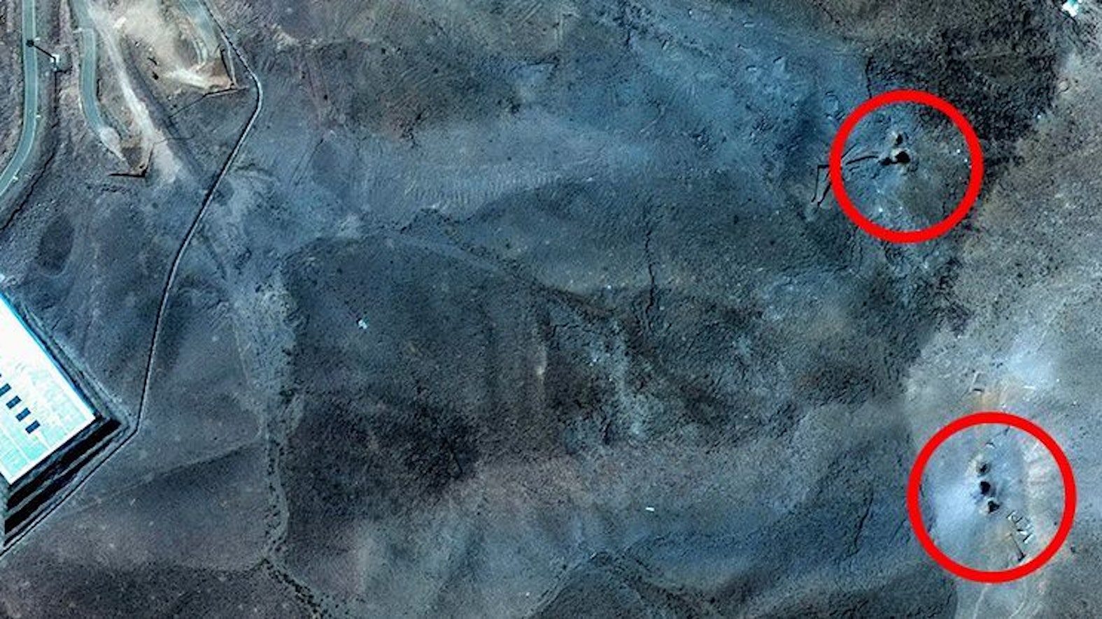 Das Satellitenbild zeigt die Anreicherungsanlage Fordo im Iran nach dem US-Angriff. Auffällig sind die sechs Löcher im Boden.