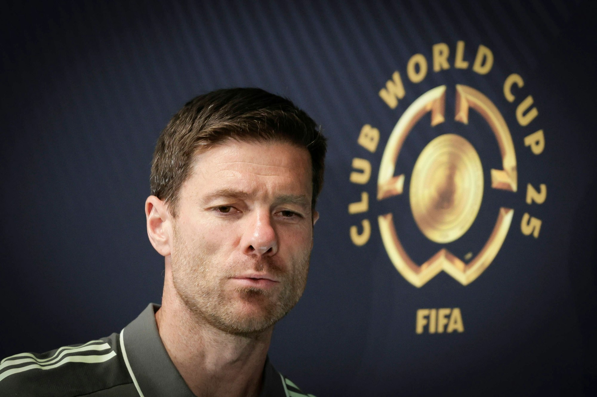 Xabi Alonso auf einer Pressekonferenz vor dem Logo der Klub-WM.
