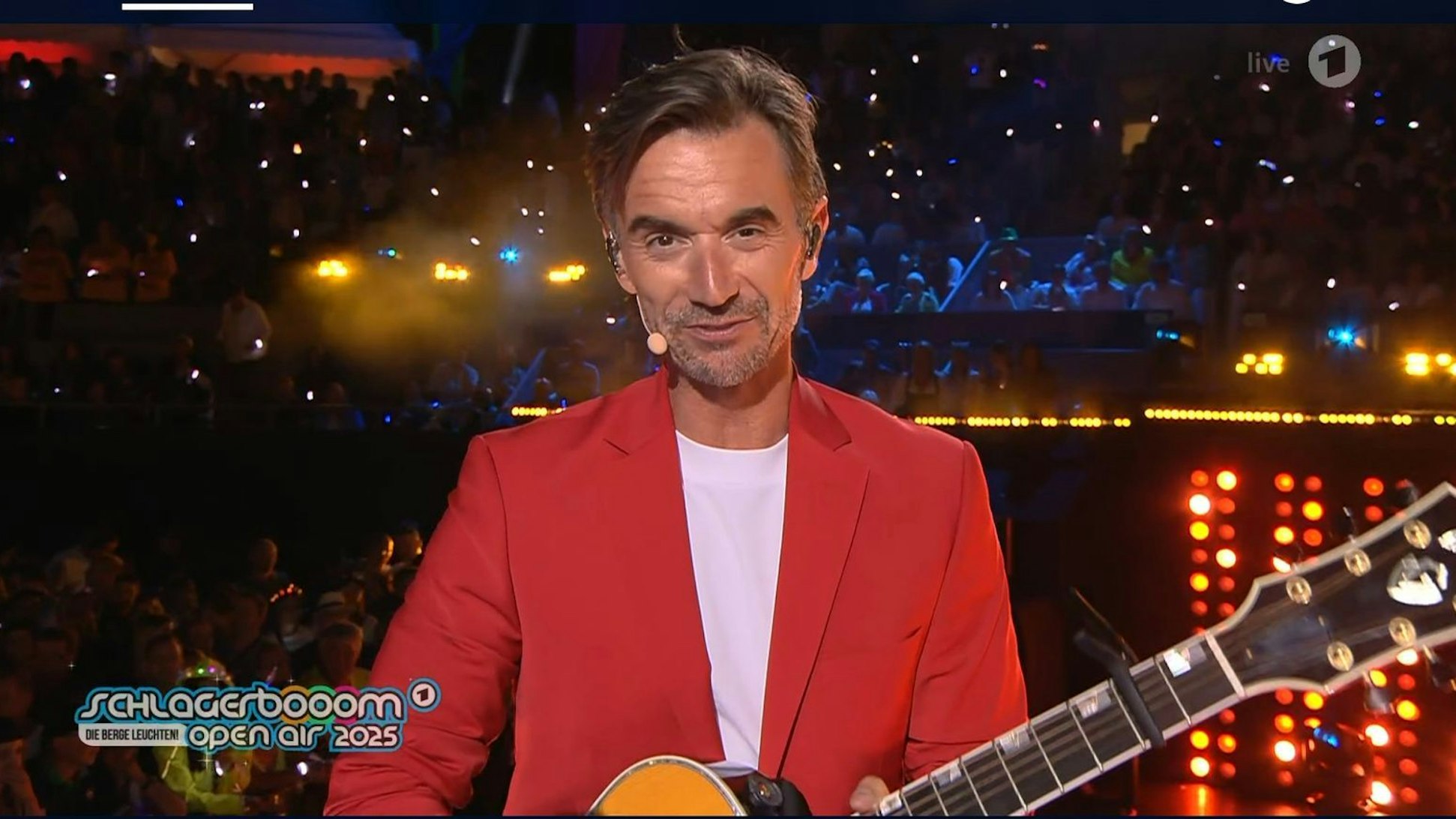 „Alles, alls Gute!“ Florian Silbereisen schickte beim „Schlagerbooom“ Grüße an Helene Fischer. (Bild: ARD)