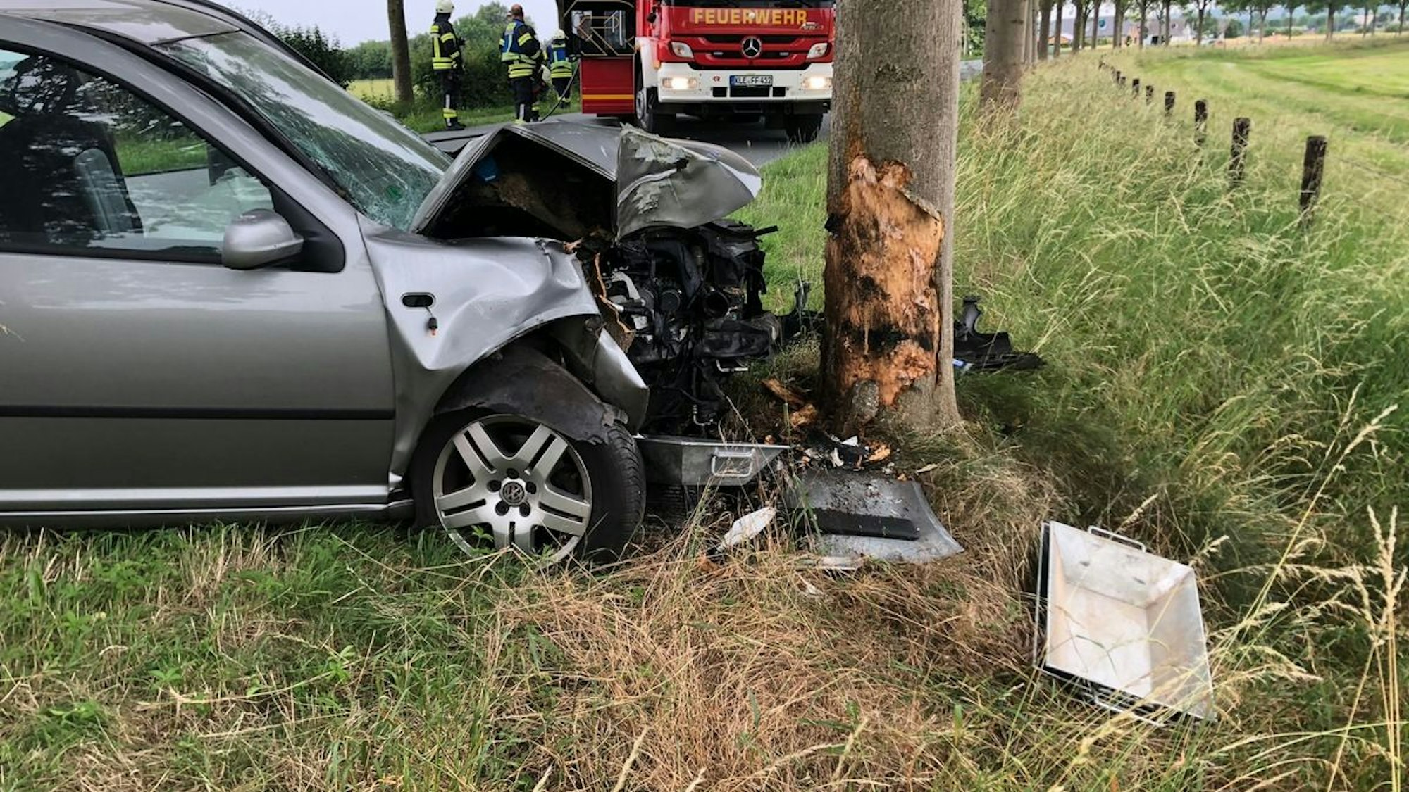 Verkehrsunfall in Bedburg-Hau mit auslaufenden Betriebsstoffen. Die Feuerwehr war im Einsatz, um die Unfallstelle zu sichern.