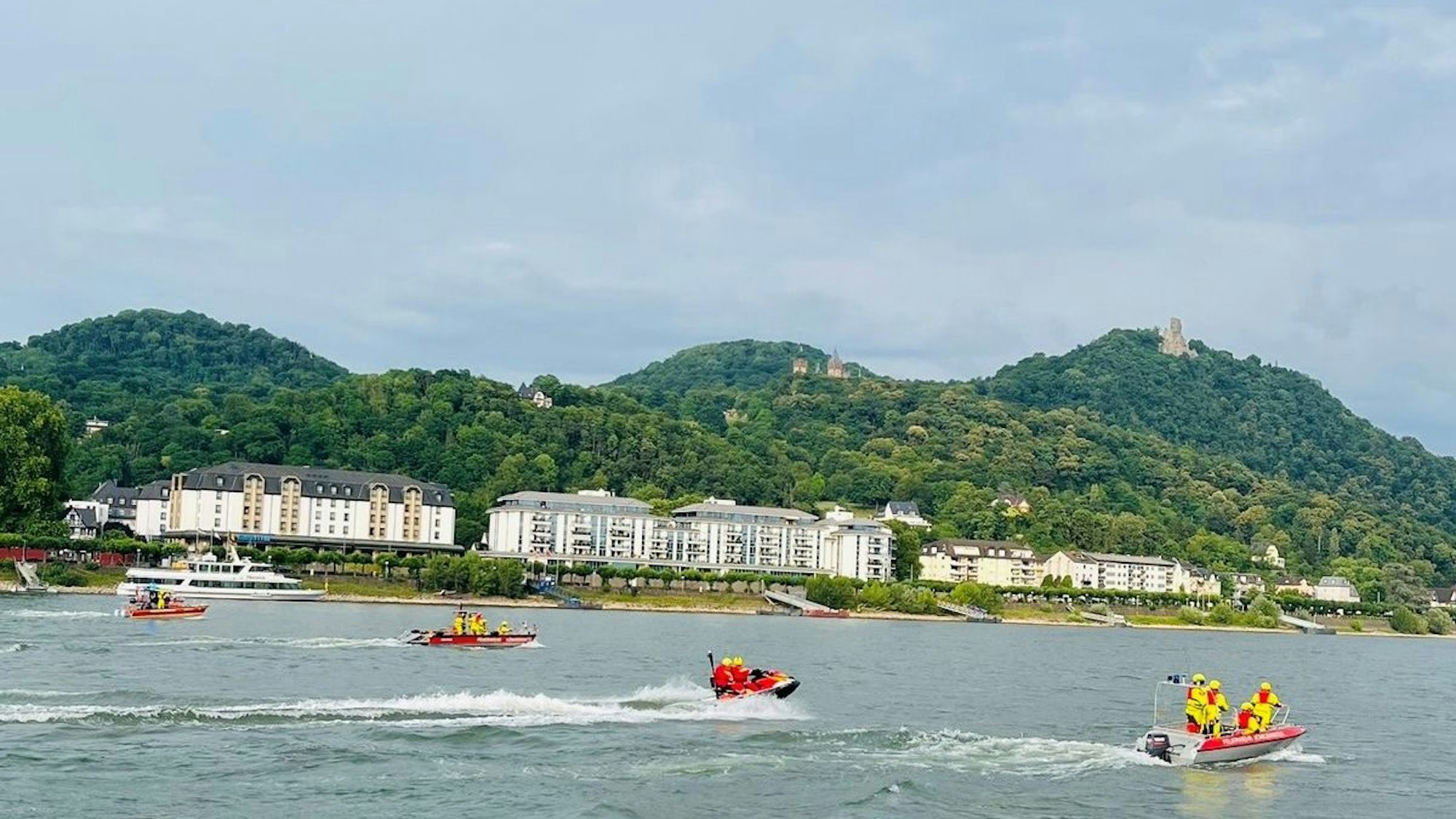 Wasserrettungseinsatz auf dem Rhein durch Schwimmer, die in Gefahr geraten waren