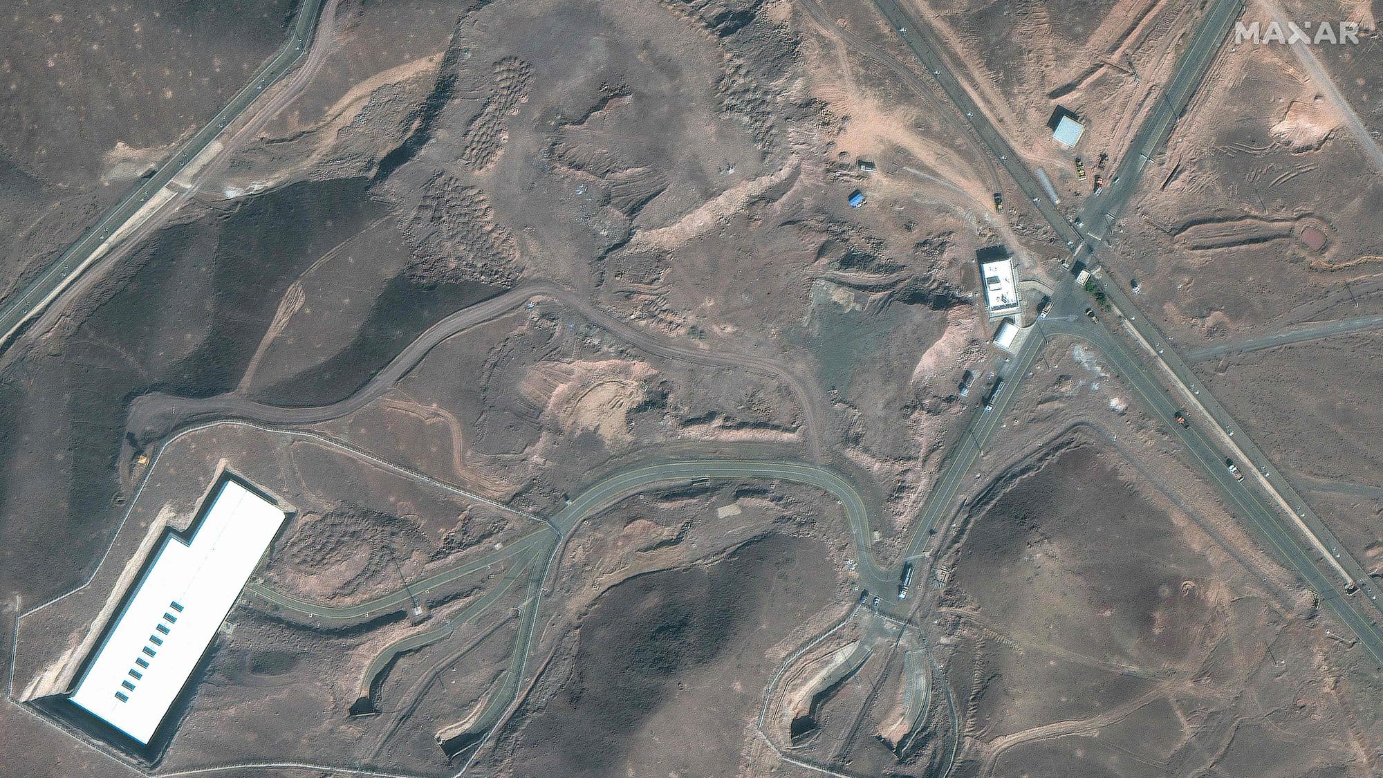 Dieses Satellitenbild, das mit Genehmigung von Maxar Technologies erstellt wurde, zeigt Lastwagen, die am 20. Juni 2025 in der Nähe eines unterirdischen Eingangs zur iranischen Brennstoffanreicherungsanlage Fordow (FFEP) postiert sind.