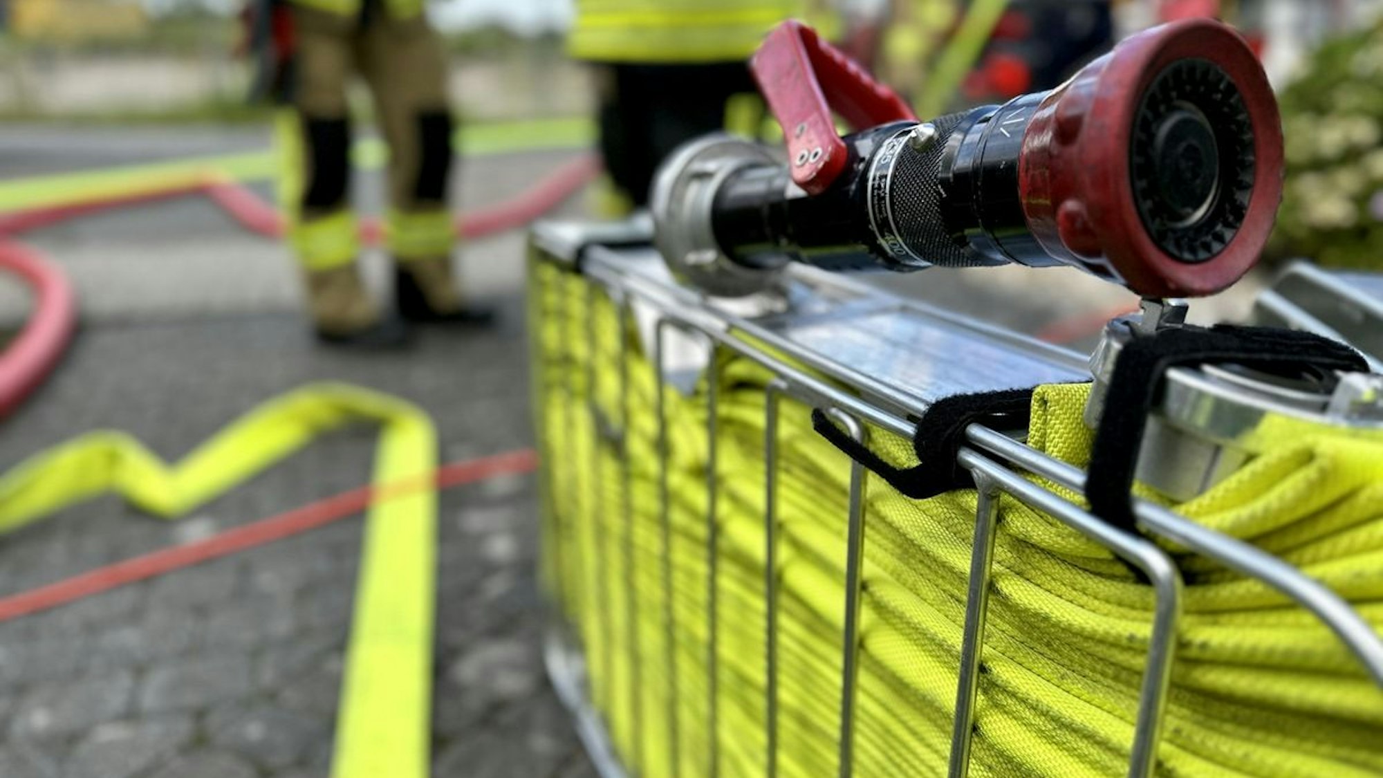 Die Feuerwehr Alpen wurde zu einem Garagenbrand gerufen und konnte ein Übergreifen auf angrenzende Gebäude verhindern.