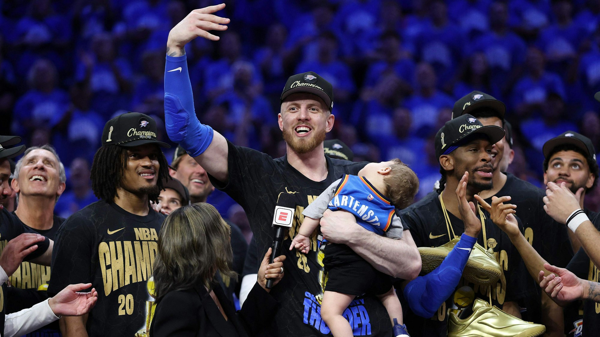 Isaiah Hartenstein feiert mit Söhnchen Elijah auf dem Arm.