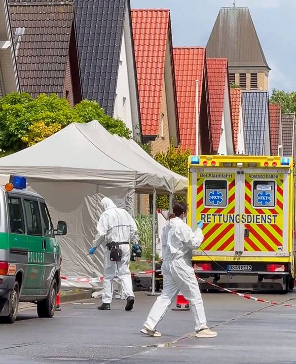 Beamte und Beamtinnen der Spurensicherung sind am Tatort in Osnabrück im Einsatz.