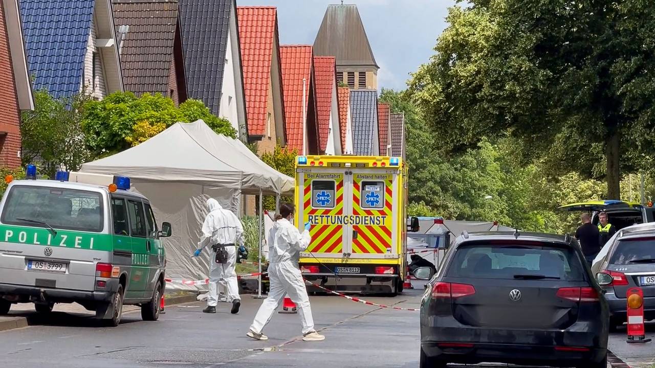 Beamte und Beamtinnen der Spurensicherung sind am Tatort in Osnabrück im Einsatz.
