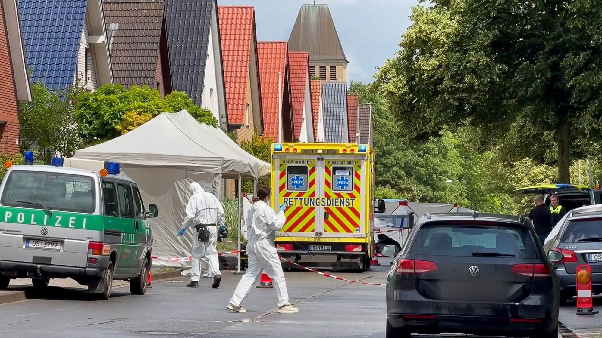 Beamte und Beamtinnen der Spurensicherung sind am Tatort in Osnabrück im Einsatz.