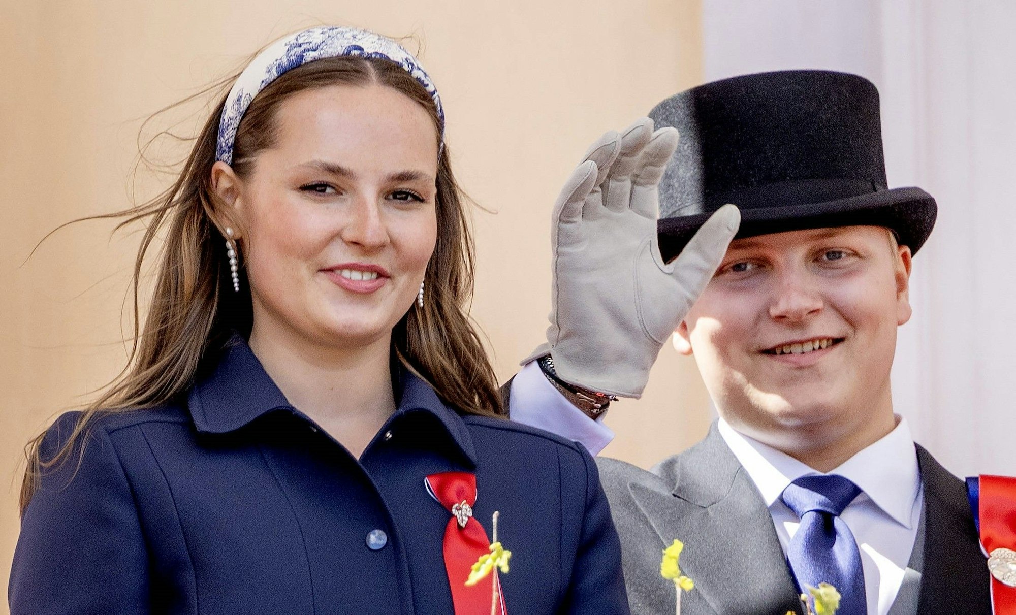 Prinzessin Ingrid Alexandra und Prinz Sverre Magnus winken.