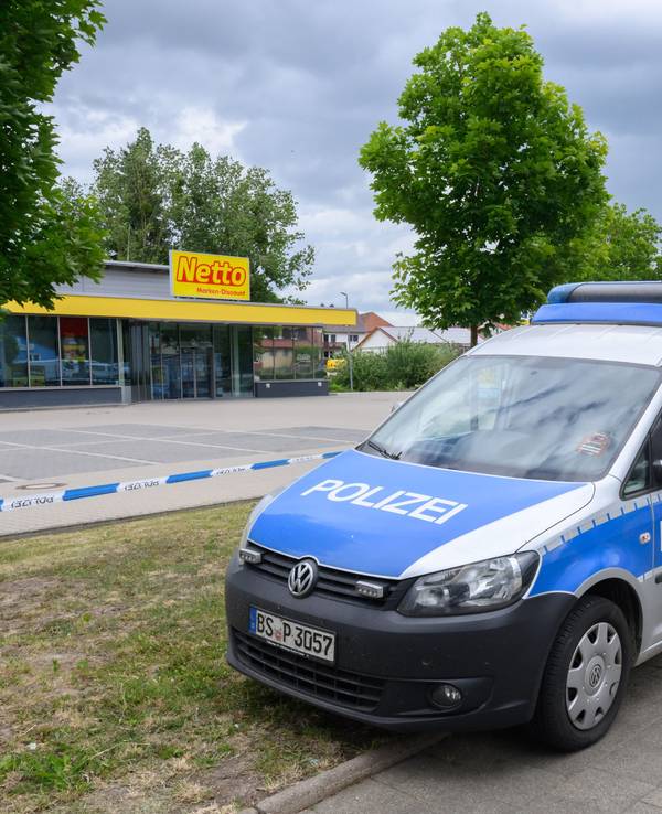 Ein Polizeifahrzeug steht vor einem abgesperrten Supermarkt-Gelände. Bei einer Polizeikontrolle war ein Mann nach Polizei-Angaben mit einem Transporter direkt auf zwei Beamtinnen in Seesen am Rande des Harz zugefahren. Die Polizistinnen stoppten den Wagen mit Schüssen und blieben unverletzt, wie die Polizei mitteilte