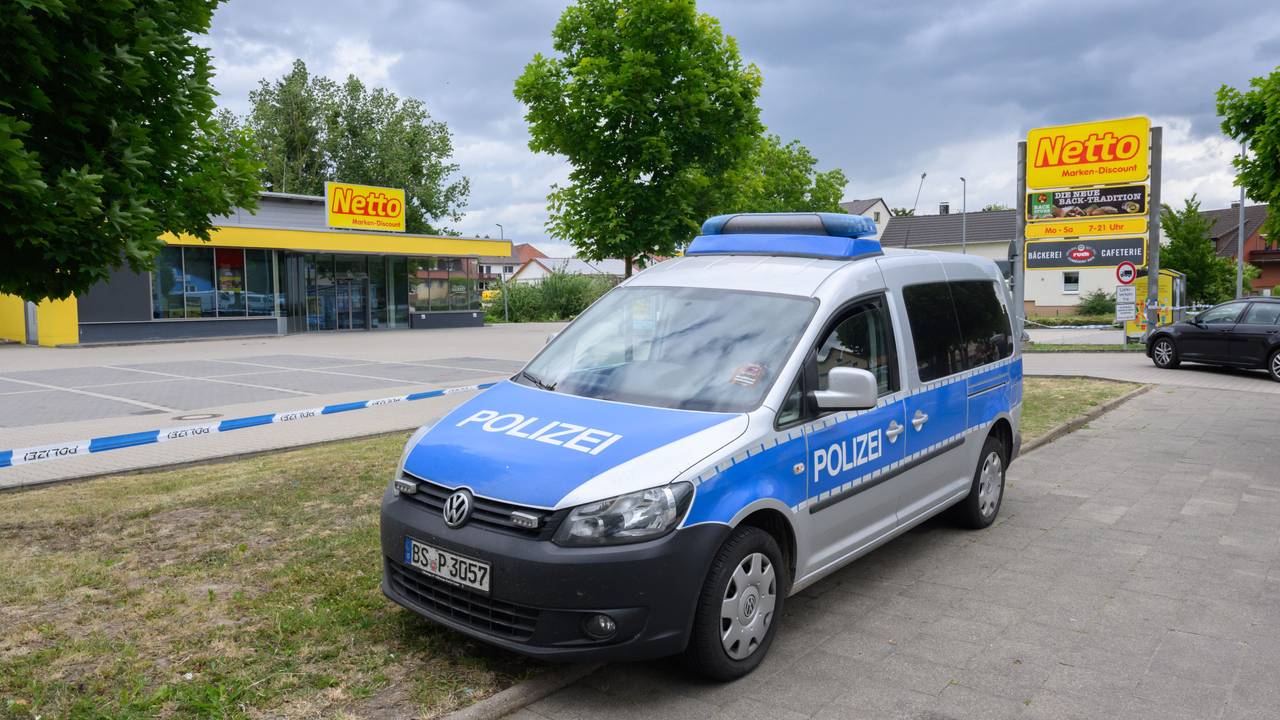 Ein Polizeifahrzeug steht vor einem abgesperrten Supermarkt-Gelände. Bei einer Polizeikontrolle war ein Mann nach Polizei-Angaben mit einem Transporter direkt auf zwei Beamtinnen in Seesen am Rande des Harz zugefahren. Die Polizistinnen stoppten den Wagen mit Schüssen und blieben unverletzt, wie die Polizei mitteilte