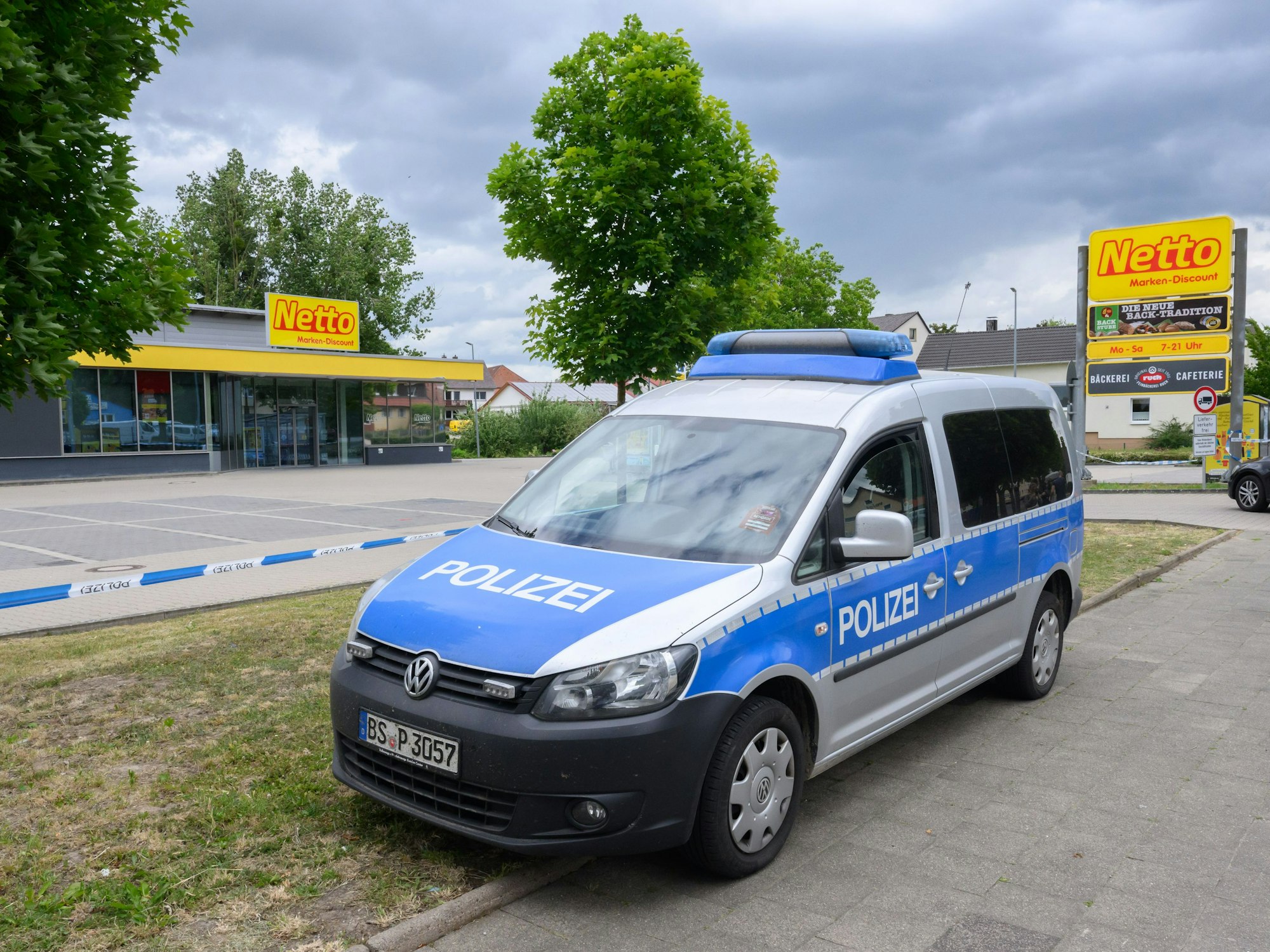 Ein Polizeifahrzeug steht vor einem abgesperrten Supermarkt-Gelände. Bei einer Polizeikontrolle war ein Mann nach Polizei-Angaben mit einem Transporter direkt auf zwei Beamtinnen in Seesen am Rande des Harz zugefahren. Die Polizistinnen stoppten den Wagen mit Schüssen und blieben unverletzt, wie die Polizei mitteilte
