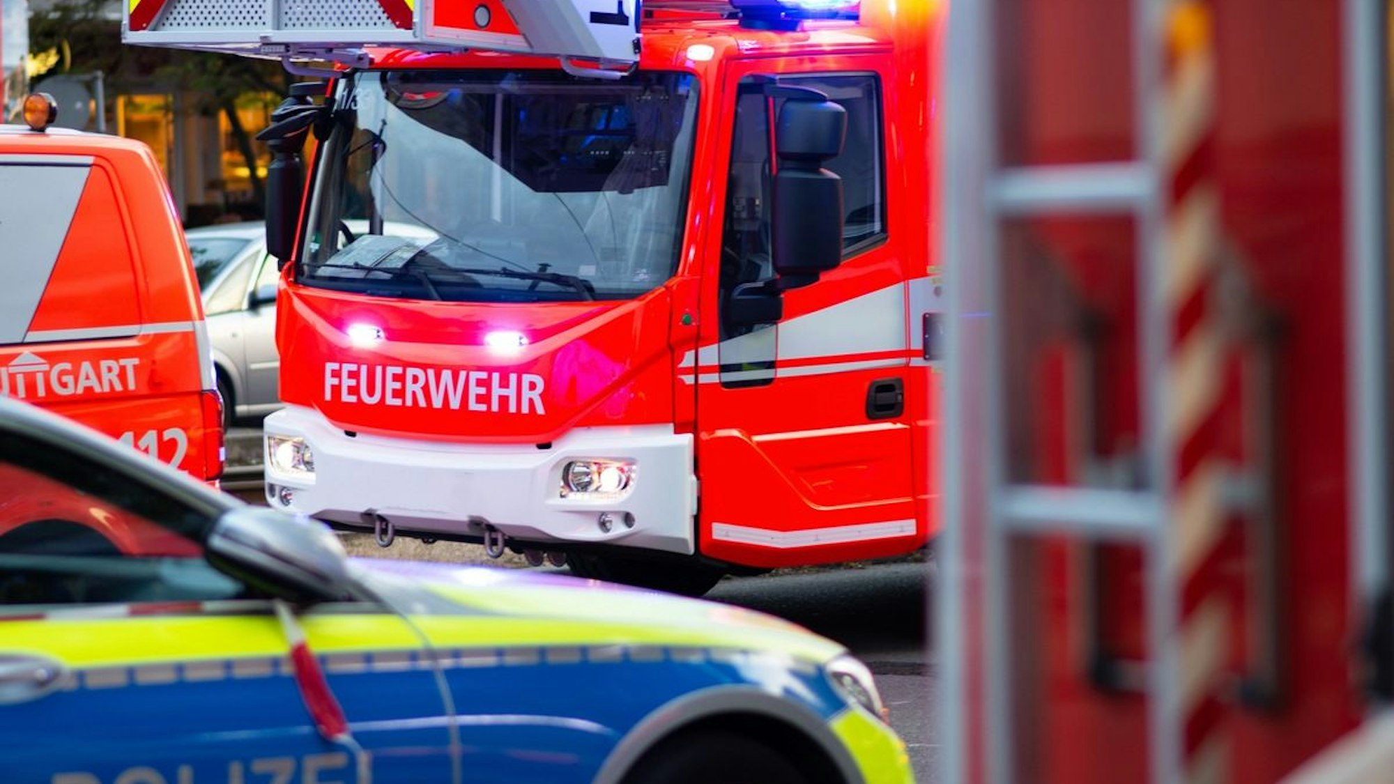 Polizei und Feuerwehr im Einsatz bei einem Brand in Monheim am Rhein