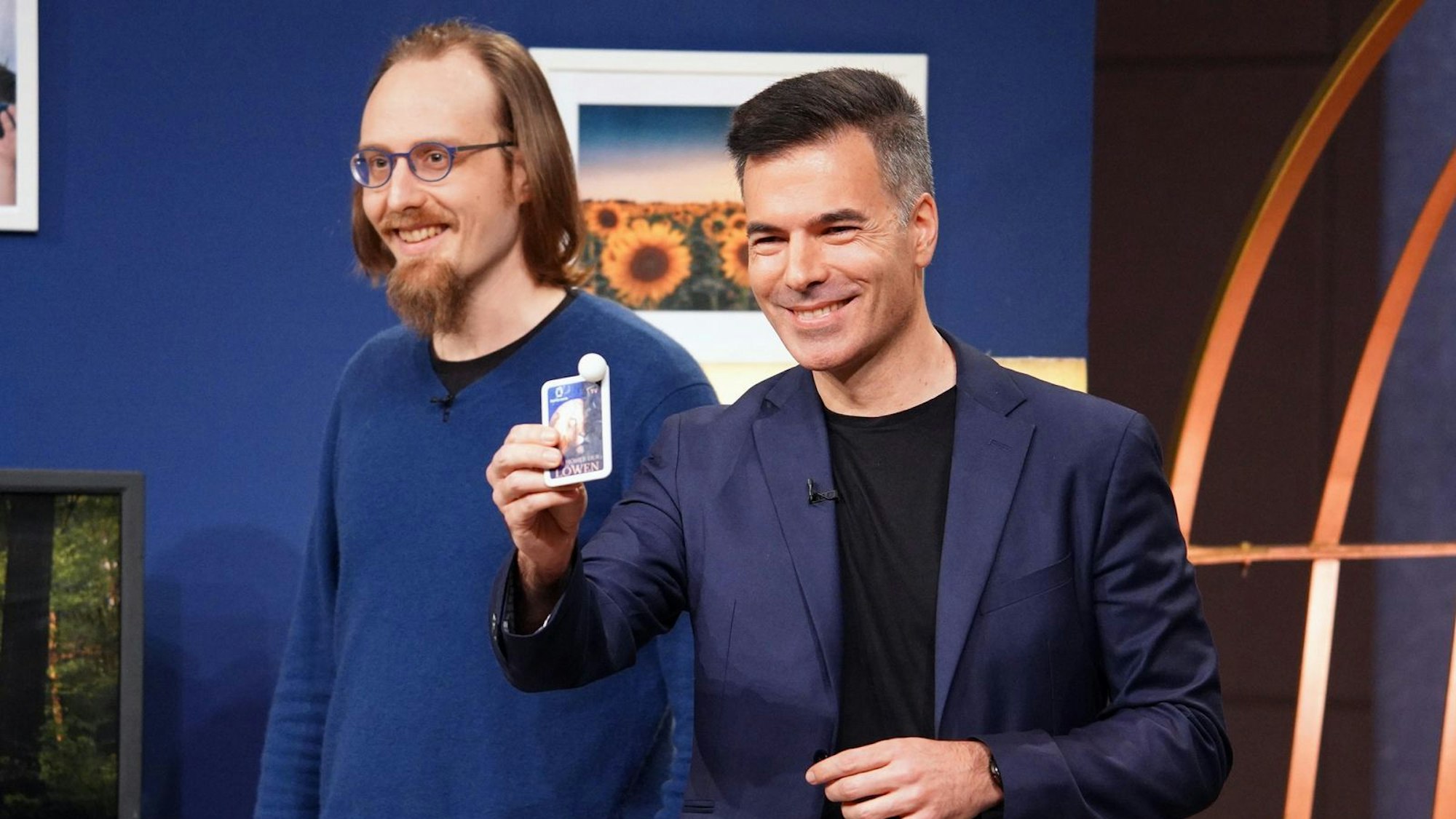Simon Hafner (links) und Teo Ortega (rechts) treffen mit ihren „family.cards“ Carsten Maschmeyer mitten ins Herz. (Bild: RTL / Bernd-Michael Maurer)