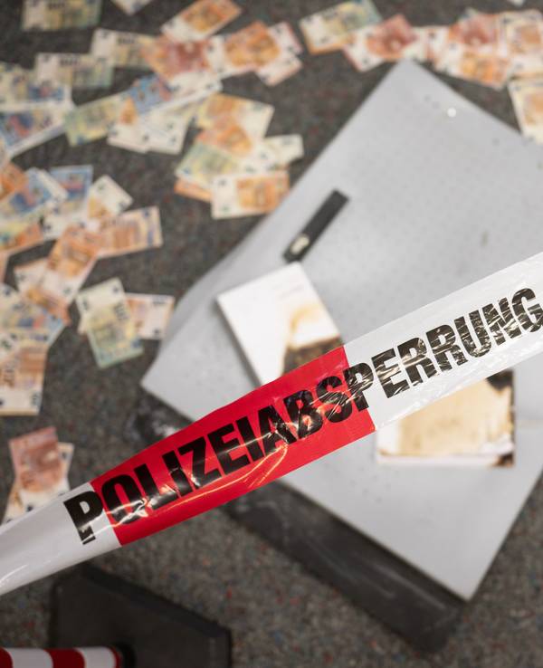 Das Symbolfoto zeigt Musterbanknoten, die während einer Pressekonferenz zum Kampf gegen Geldautomatensprengungen im Landeskriminalamt Hessen vor einem Geldautomat liegen, der zu Testzwecken durch das LKA gesprengt wurde.