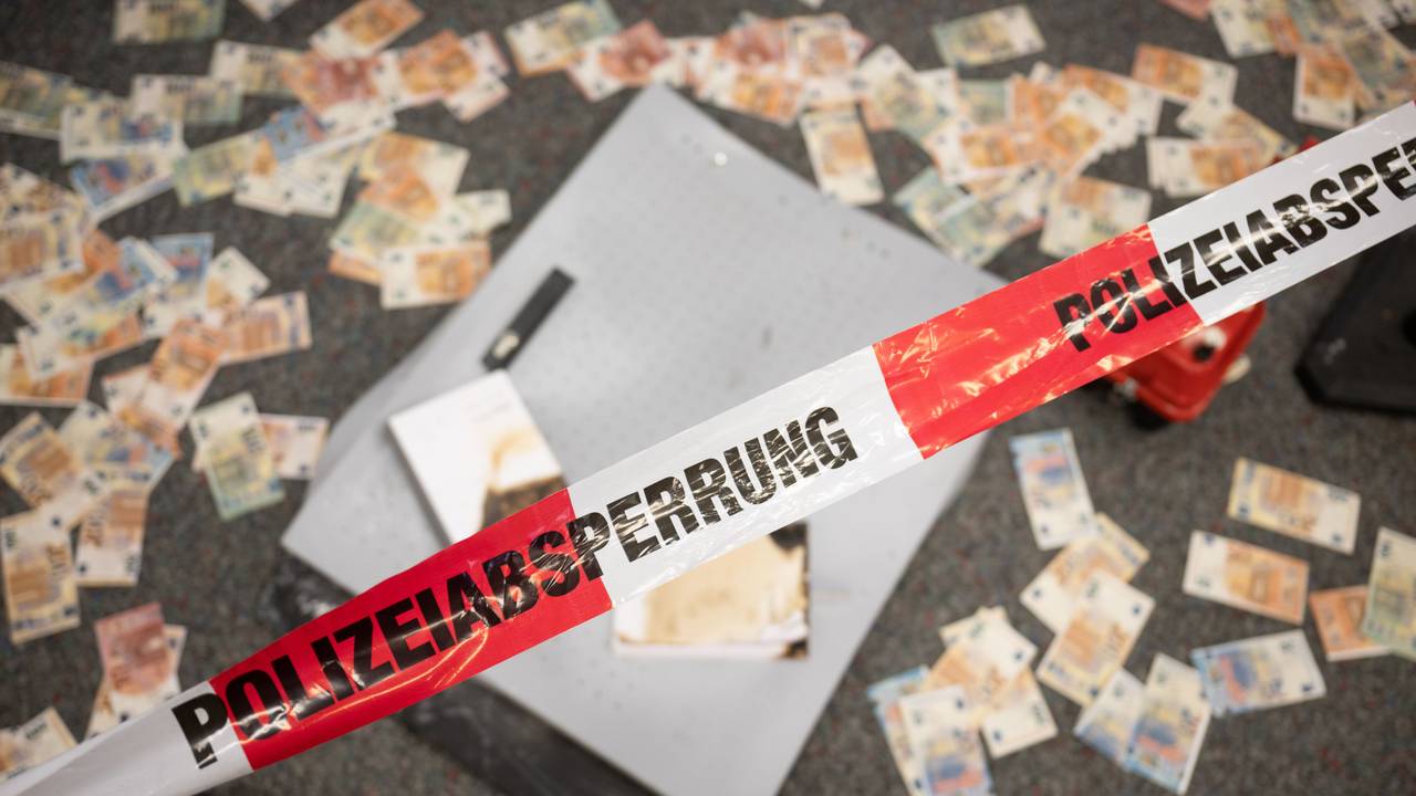 Das Symbolfoto zeigt Musterbanknoten, die während einer Pressekonferenz zum Kampf gegen Geldautomatensprengungen im Landeskriminalamt Hessen vor einem Geldautomat liegen, der zu Testzwecken durch das LKA gesprengt wurde.
