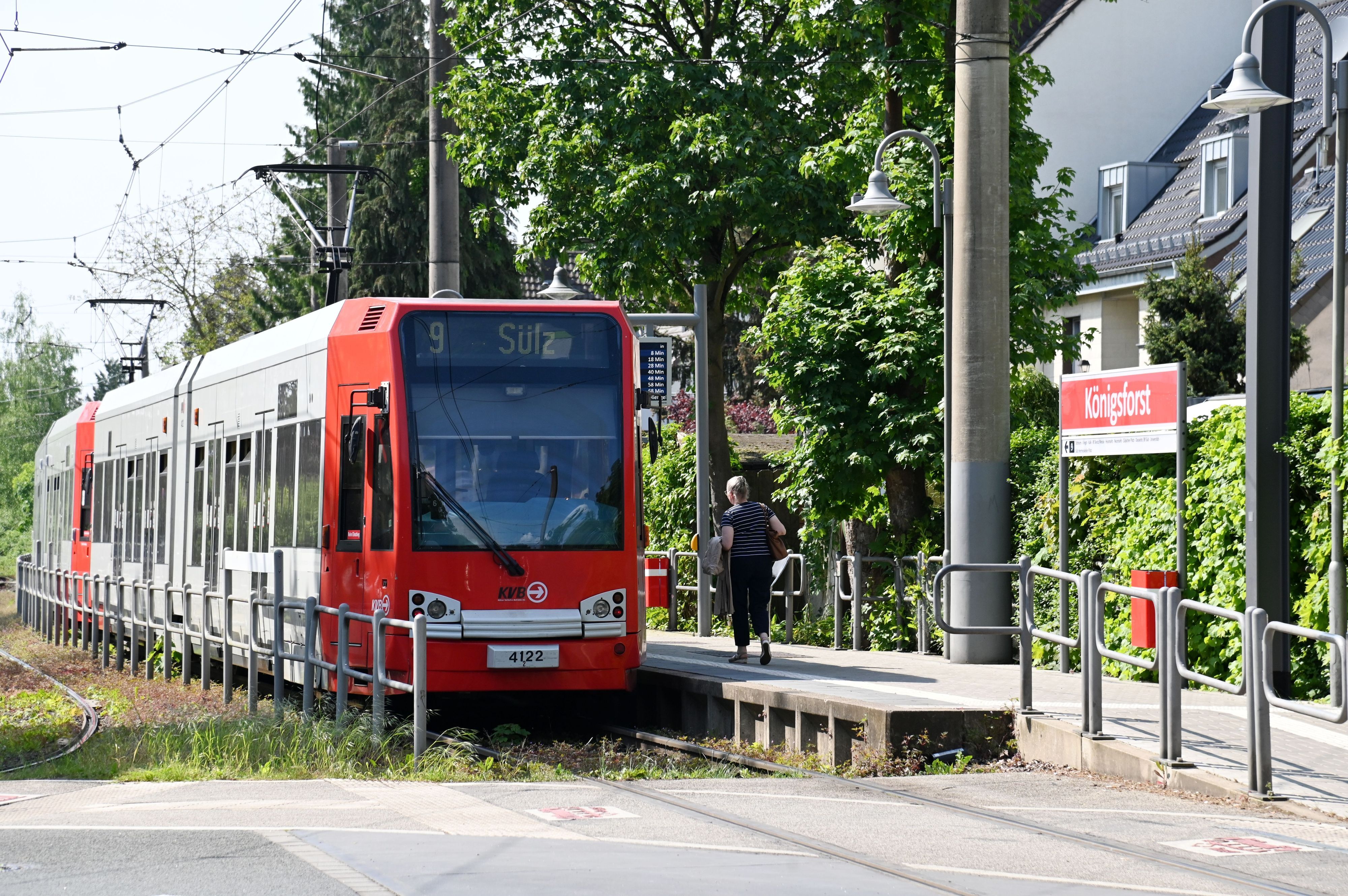 Eine 89 Jahre alte Frau wurde von einer KVB-Bahn erfasst. (Das Archivfoto zeigt eine Bahn der Linie 9).