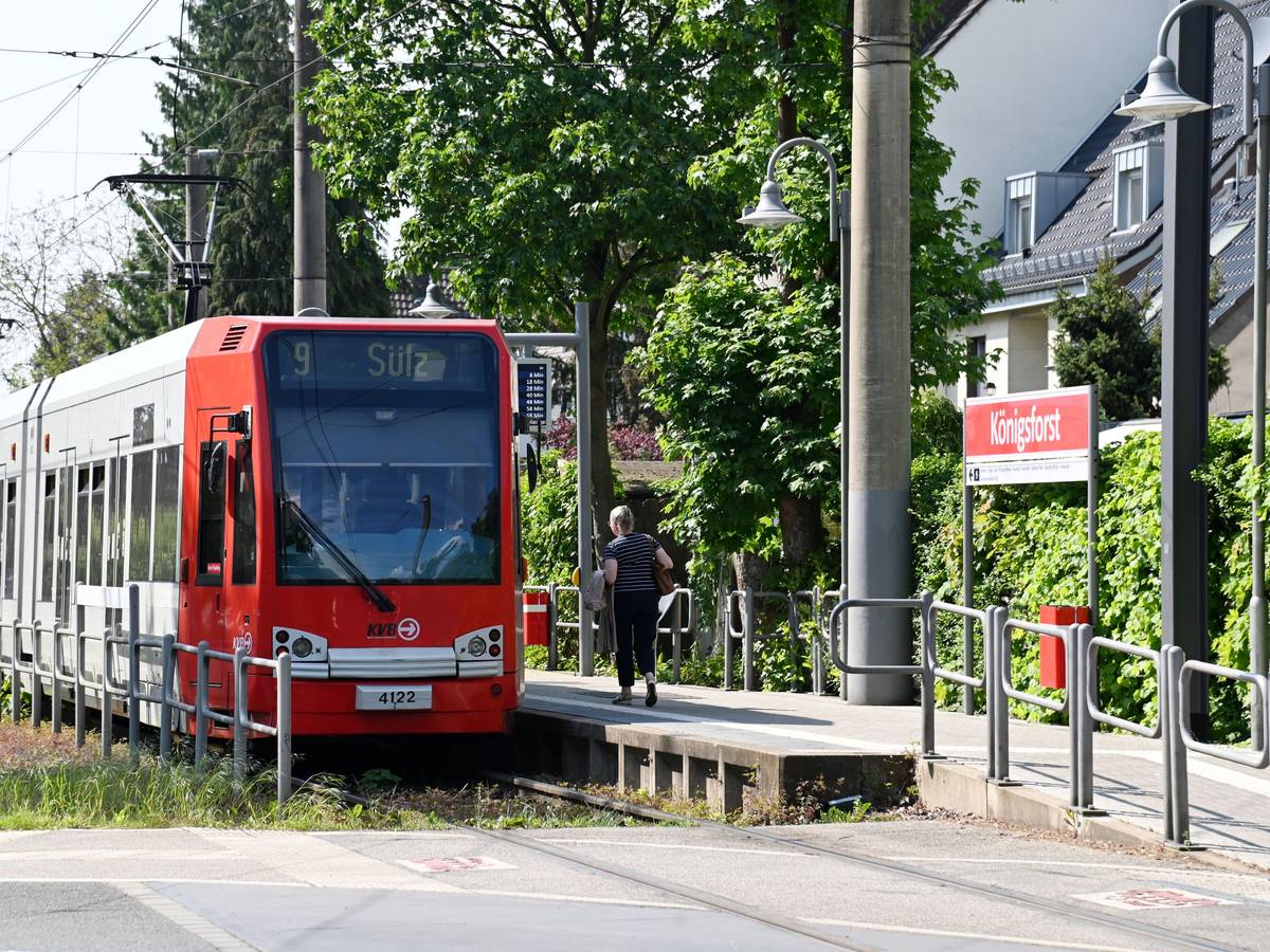 Eine 89 Jahre alte Frau wurde von einer KVB-Bahn erfasst. (Das Archivfoto zeigt eine Bahn der Linie 9).