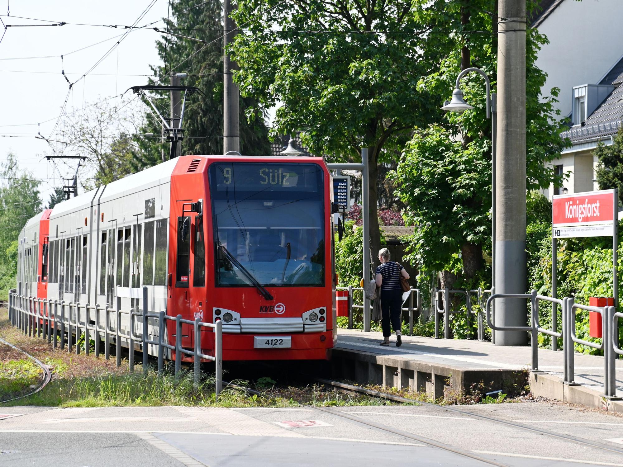 Eine 89 Jahre alte Frau wurde von einer KVB-Bahn erfasst. (Das Archivfoto zeigt eine Bahn der Linie 9).