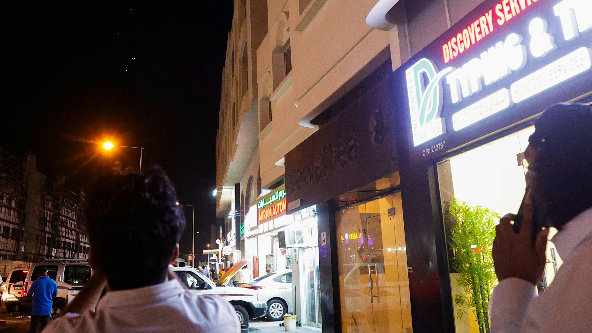 Menschen in Doha (Katar) beobachten den Nachthimmel.