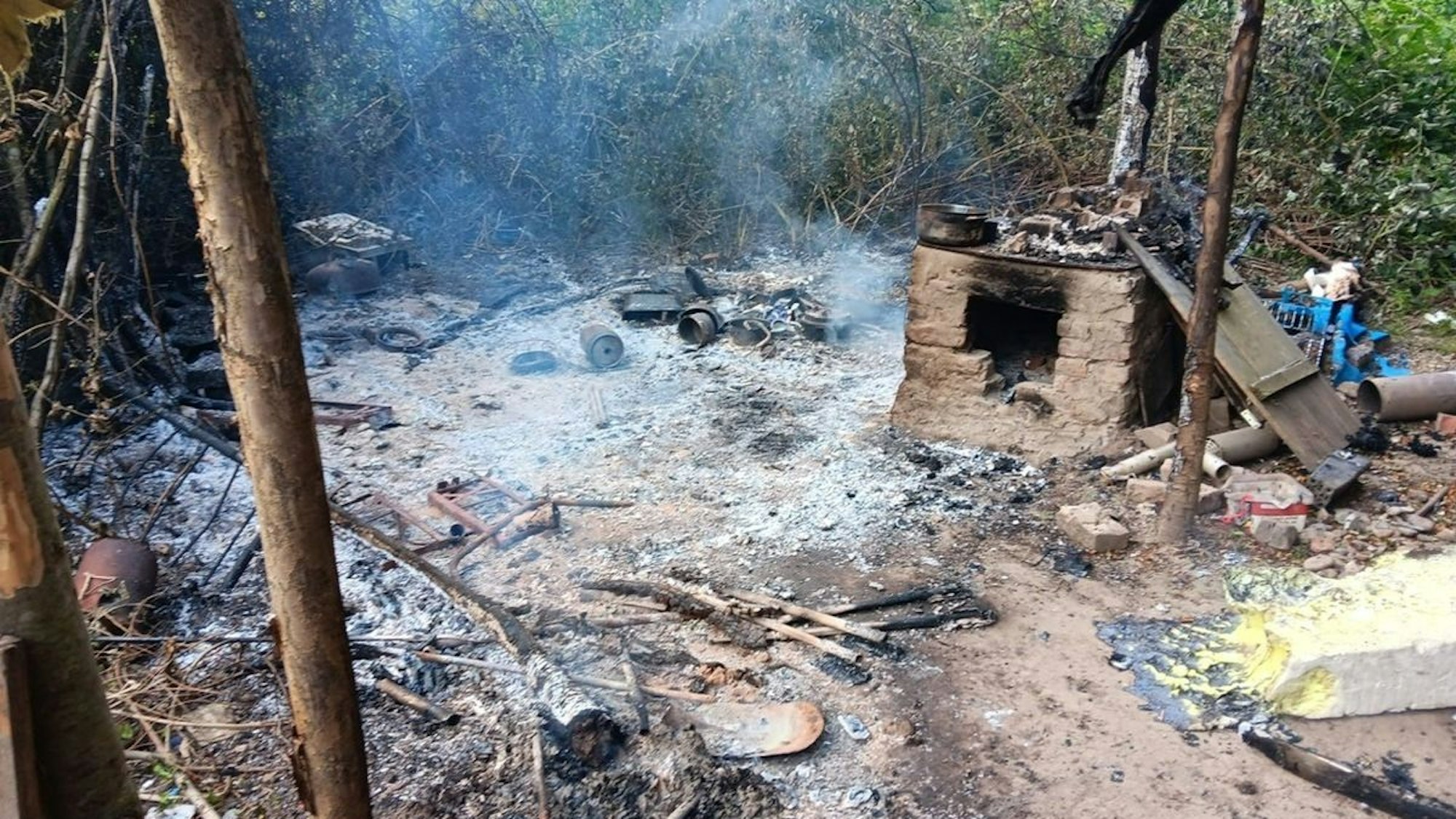 Feuerwehreinsatz bei einem Brand eines illegalen Lagers im unwegsamen Gelände zwischen der Rurstraße und dem Ufer der Rur in Düren.