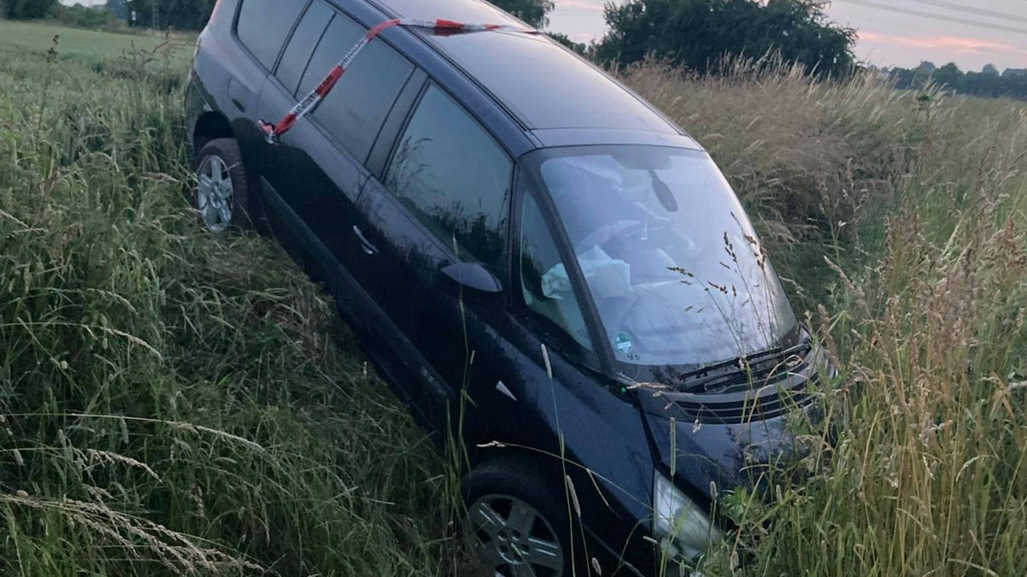Ein Renault wurde im Feld in Werl-Holtum festgefahren.
