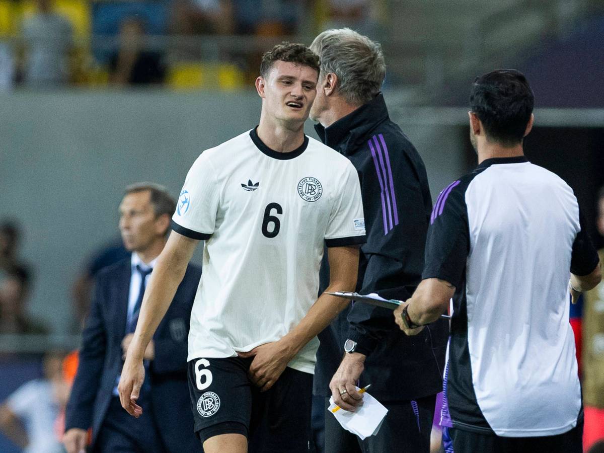 Eric Martel ist nach seiner Auswechslung im EM-Viertelfinale der deutschen U21 gegen Italien erschöpft.