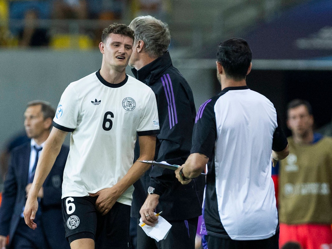 Eric Martel ist nach seiner Auswechslung im EM-Viertelfinale der deutschen U21 gegen Italien erschöpft.