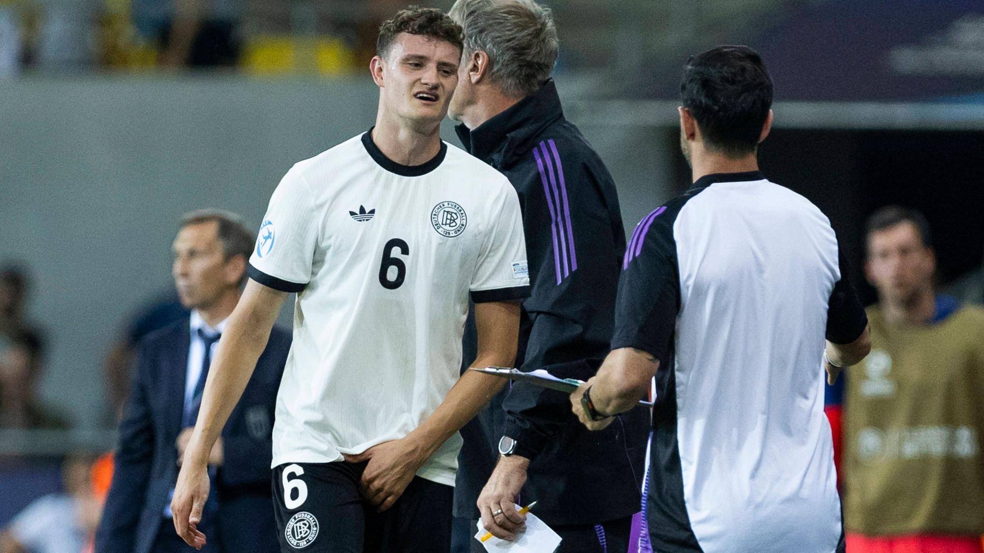 Eric Martel ist nach seiner Auswechslung im EM-Viertelfinale der deutschen U21 gegen Italien erschöpft.