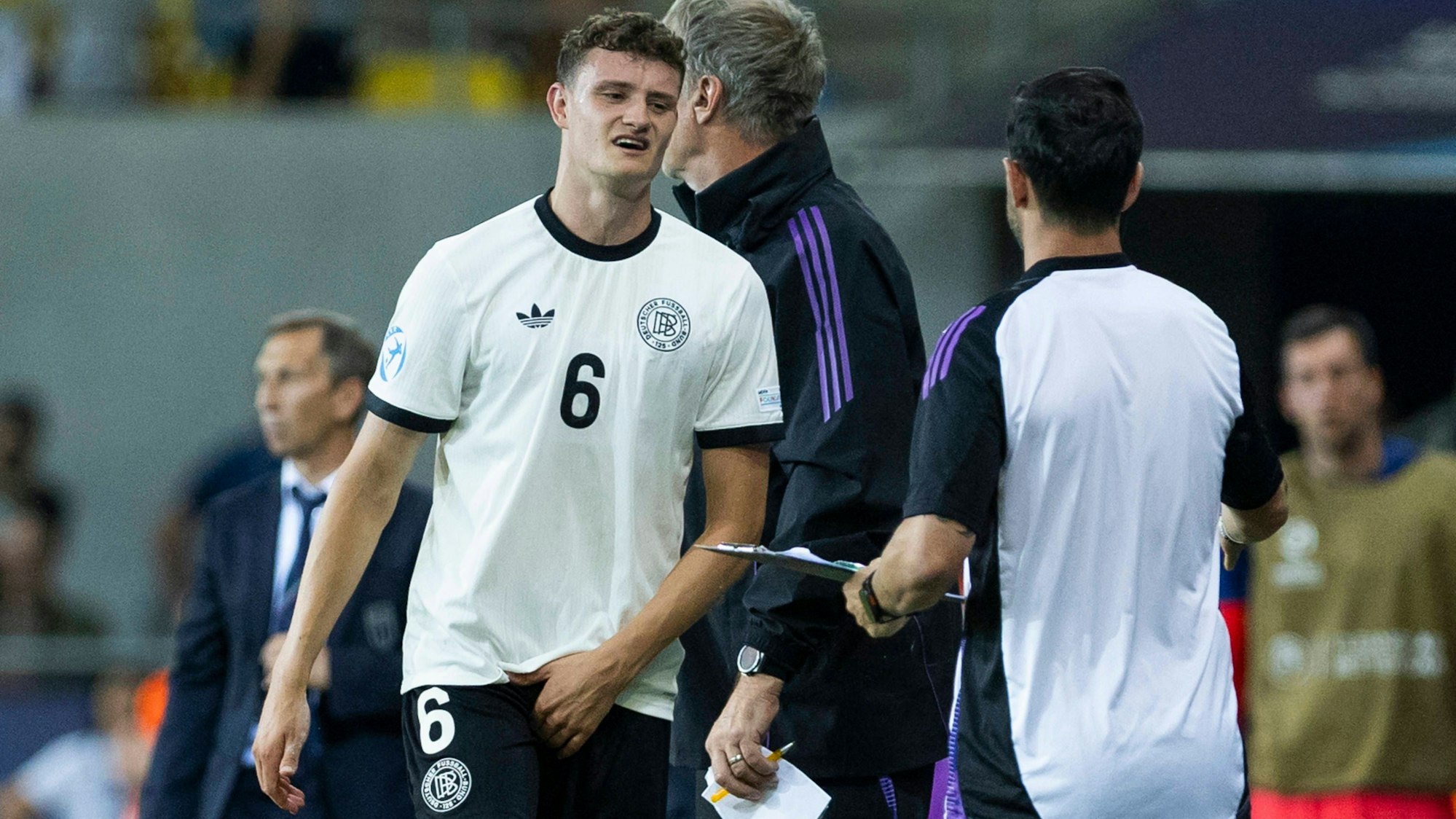 Eric Martel ist nach seiner Auswechslung im EM-Viertelfinale der deutschen U21 gegen Italien erschöpft.