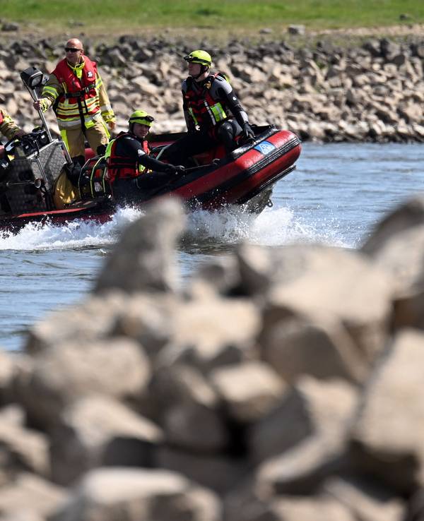 Ein Boot der Feuerwehr fährt auf dem Rhein. Die Feuerwehr Düsseldorf demonstrierte bei der Einsatzübung die Rettung in Not geratener Schwimmerinnen und Schwimmer.