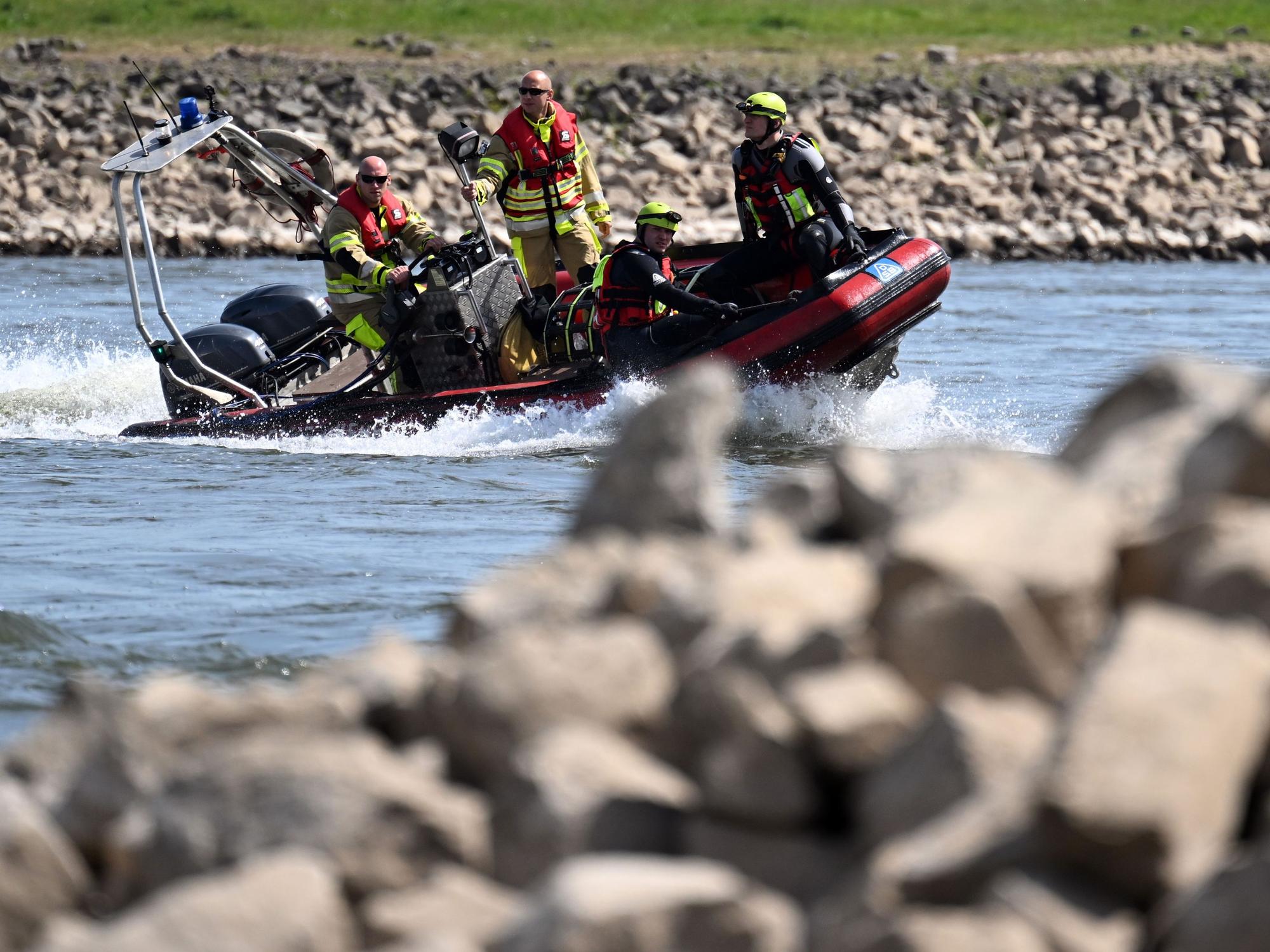 Ein Boot der Feuerwehr fährt auf dem Rhein. Die Feuerwehr Düsseldorf demonstrierte bei der Einsatzübung die Rettung in Not geratener Schwimmerinnen und Schwimmer.