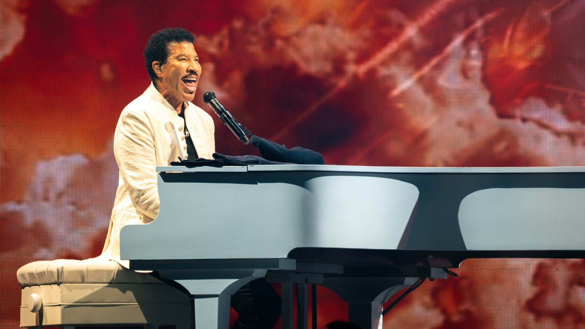Lionel Richie sitzt am Klavier.