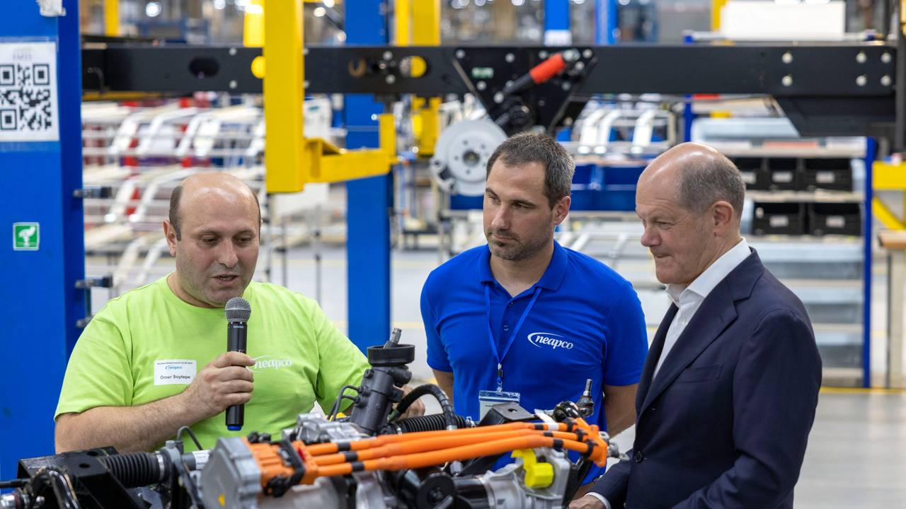 Am 22. August 2023 besuchte der damalige Bundeskanzler Olaf Scholz (SPD, r) das Neapco-Werk in Düren.
