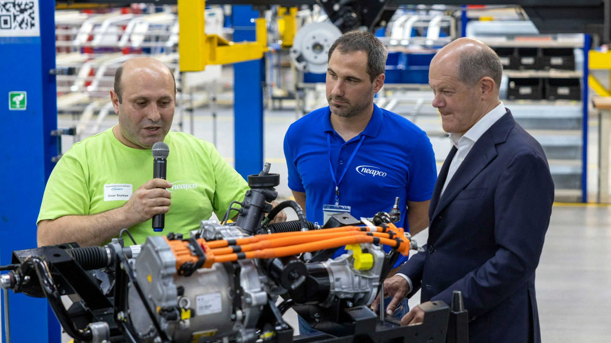 Am 22. August 2023 besuchte der damalige Bundeskanzler Olaf Scholz (SPD, r) das Neapco-Werk in Düren.