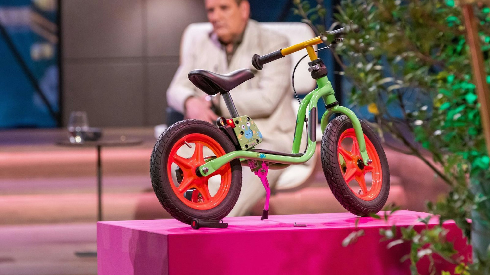 Die Idee zu „mySTOPY“, einem fernsteuerbaren Bremsassistenten für Kinderlaufräder, findet Ralf Dümmel gut. Den Deal eher nicht. (Bild: RTL / Bernd-Michael Maurer)