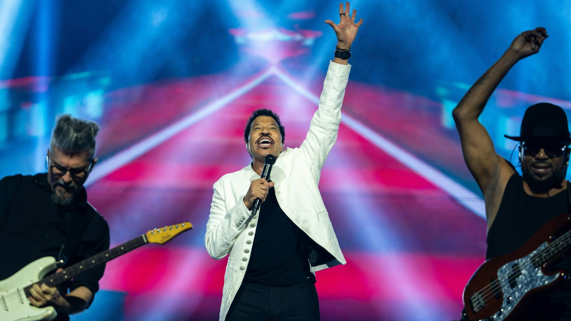 Lionel Richie mit seinen Musikern beim Konzert.
