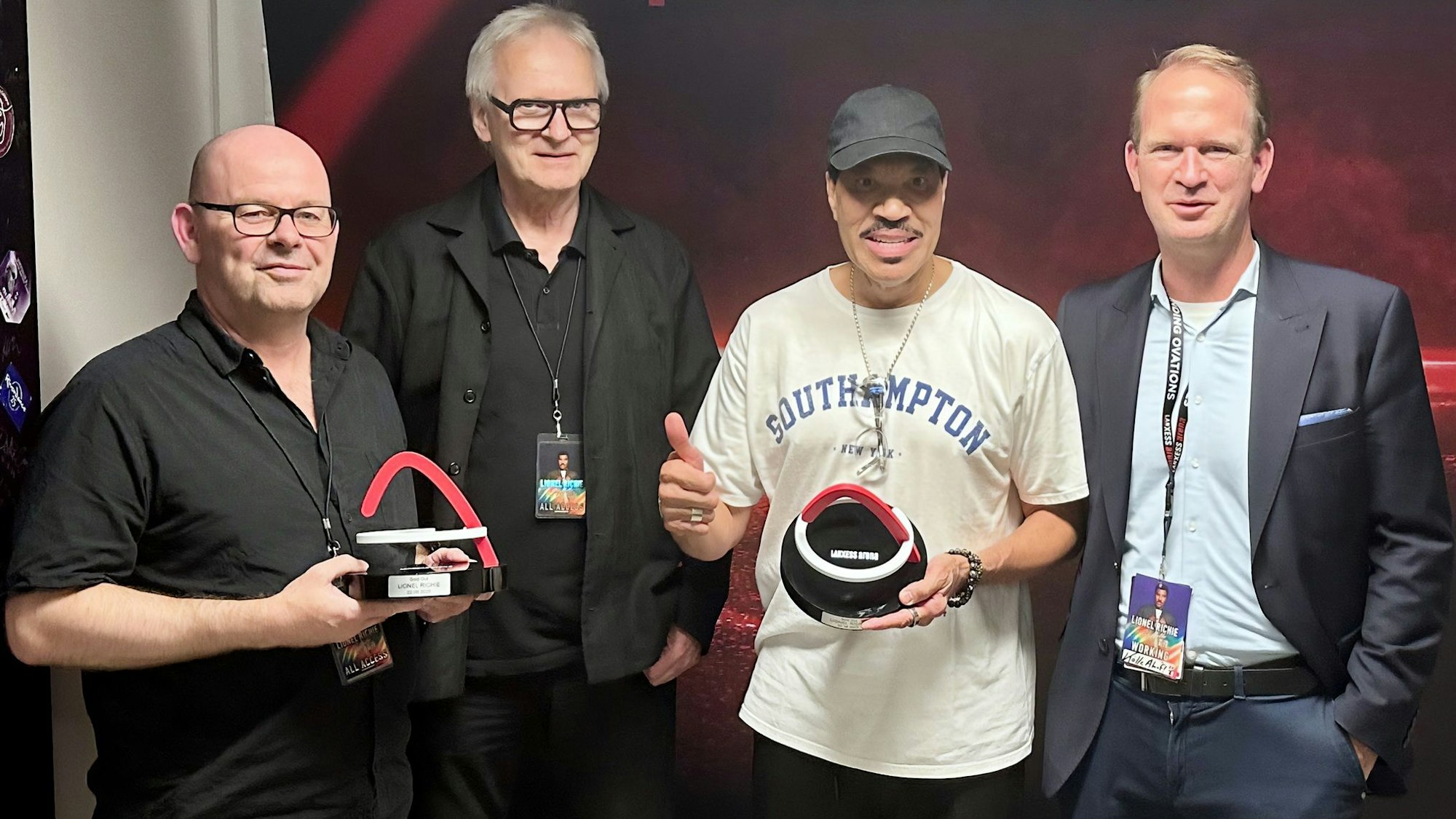 Stefan Löcher übergibt einen Award an Lionel Richie.