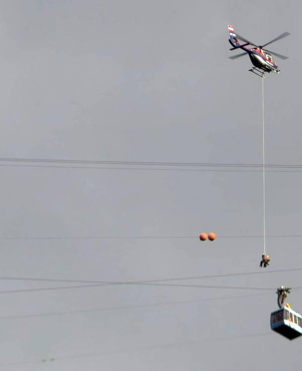 Nach einem Unwetter am 23. Juni 2025 saßen 19 Personen in einer Gondel der Dornbirner Karrenseilbahn fest. Ein heftiger Windstoß hatte zur Entgleisung des Trag- und Zugseils geführt. Gegen 19.15 Uhr begann die komplizierte Rettung, die zwei bis drei Stunden dauern sollte.