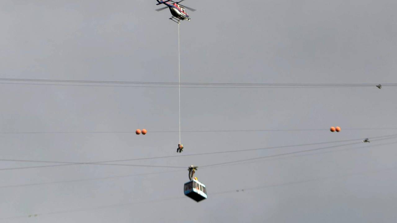 Nach einem Unwetter am 23. Juni 2025 saßen 19 Personen in einer Gondel der Dornbirner Karrenseilbahn fest. Ein heftiger Windstoß hatte zur Entgleisung des Trag- und Zugseils geführt. Gegen 19.15 Uhr begann die komplizierte Rettung, die zwei bis drei Stunden dauern sollte.